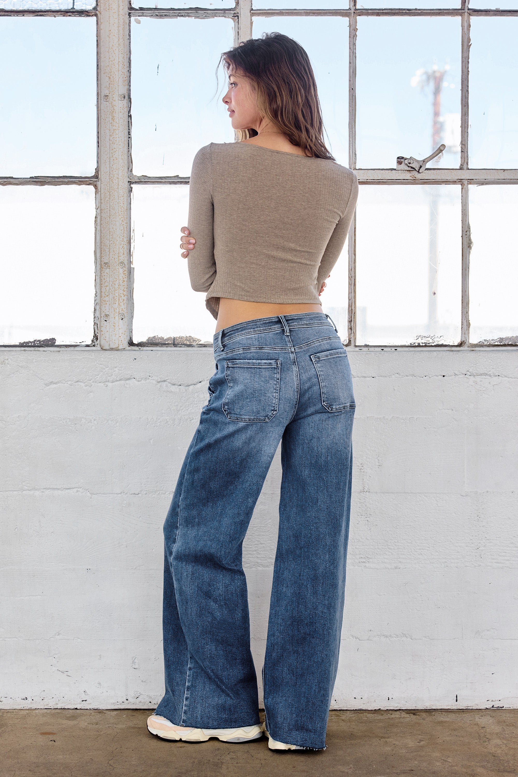 Women's wide-leg jeans in blue denim for casual wear