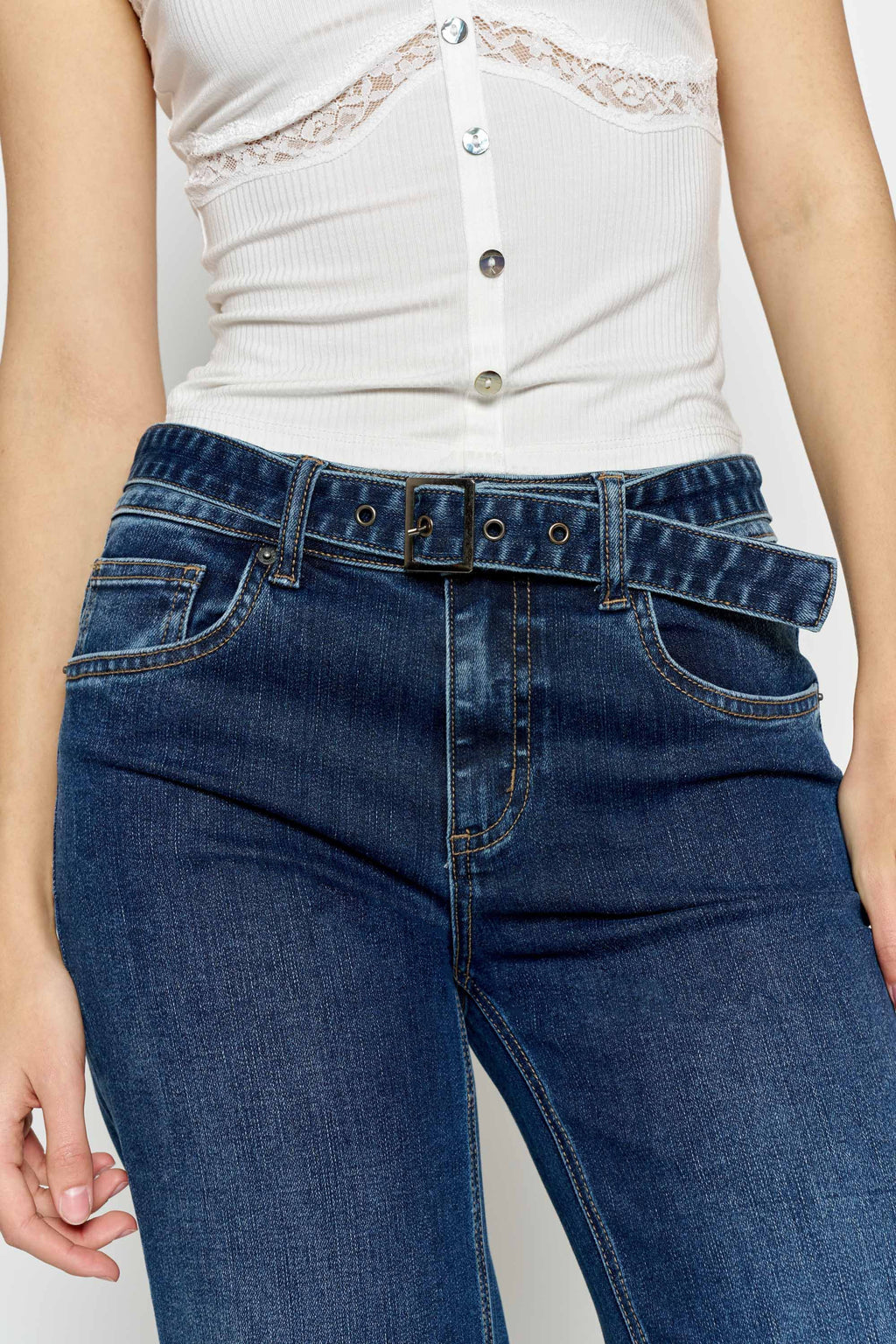 Women's wide-leg jeans in dark wash denim, versatile for casual wear