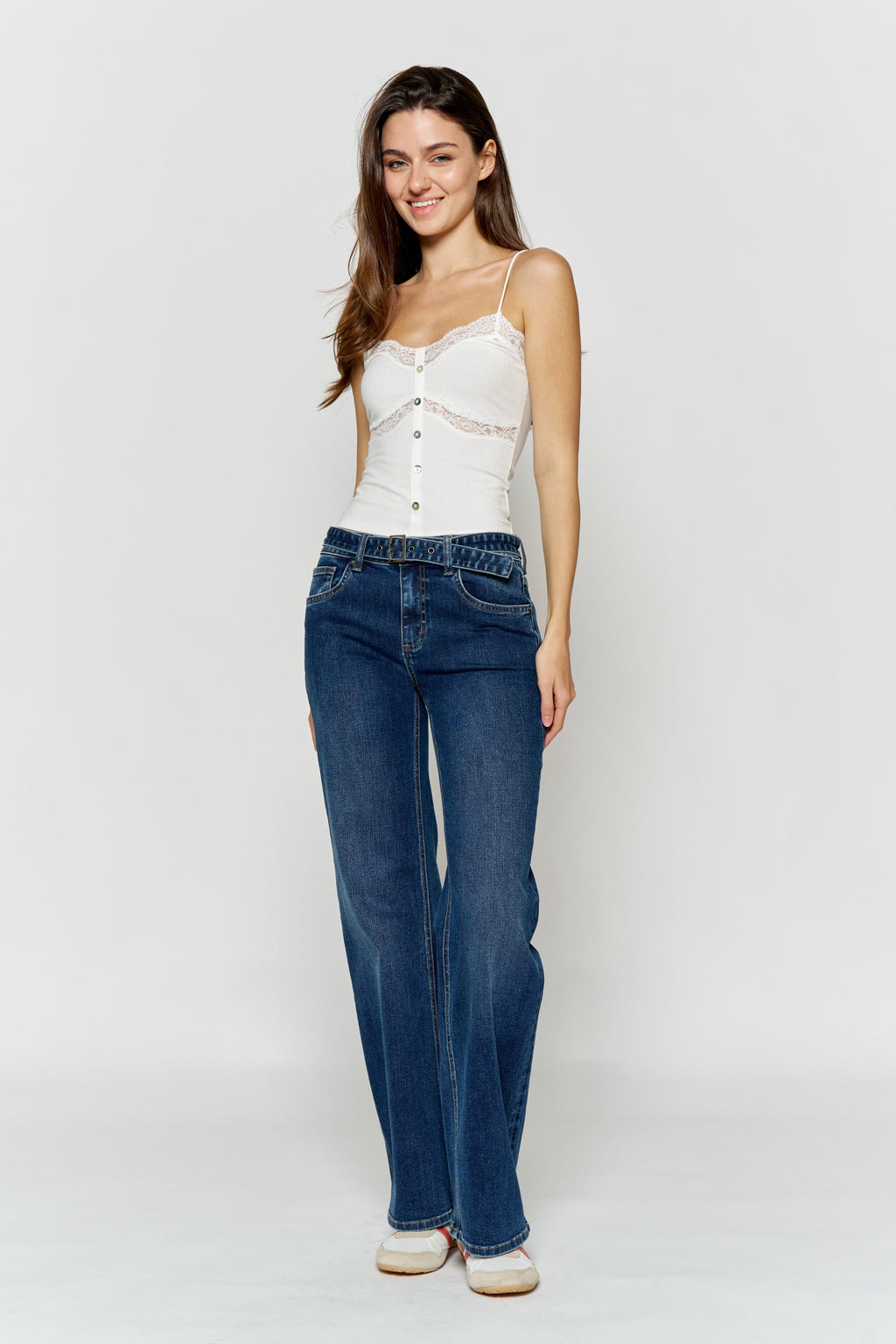 Women's wide-leg jeans in dark blue denim for casual wear