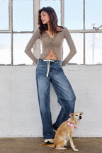 Women's wide-leg jeans in blue denim, perfect for casual outings
