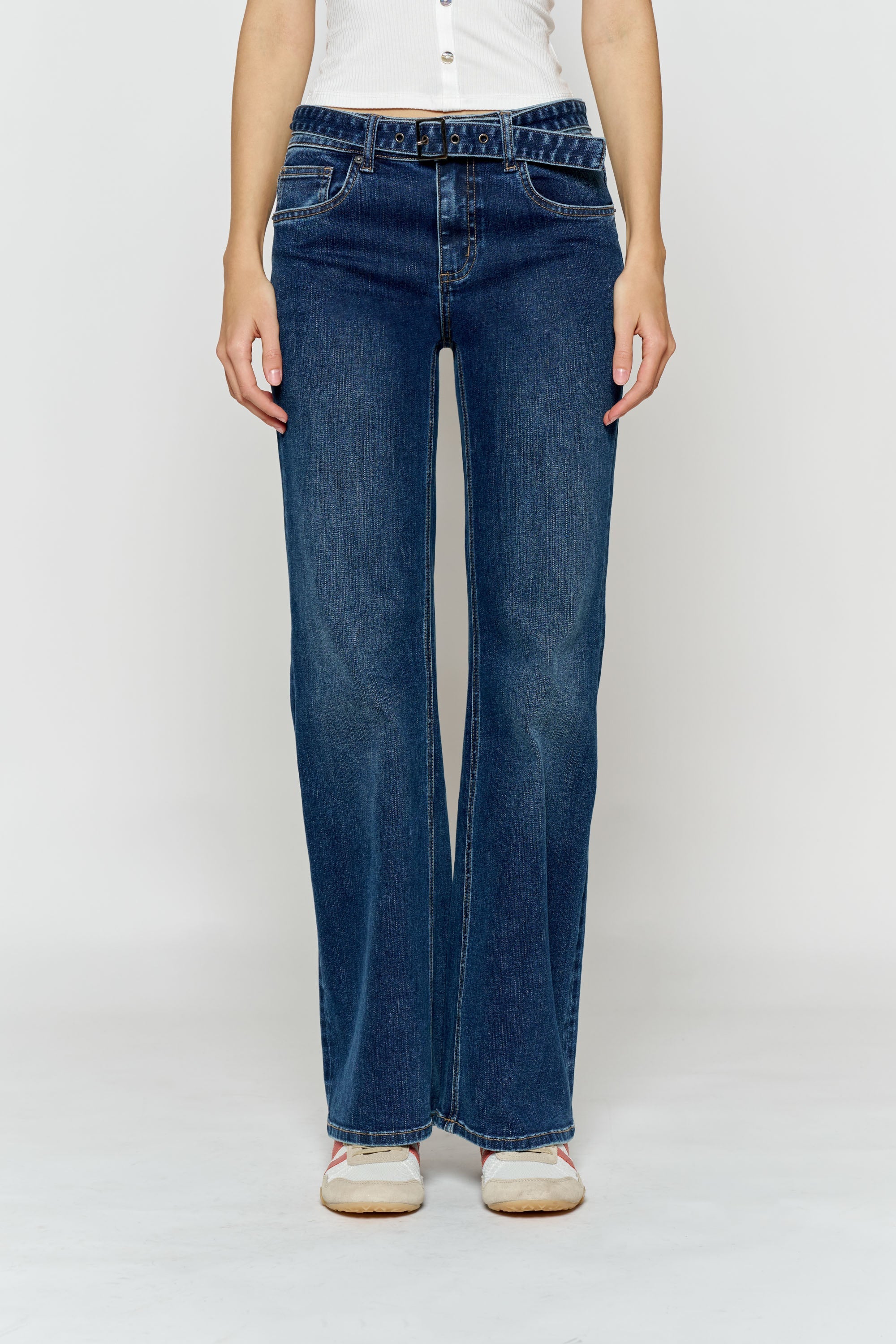 Women's wide-leg jeans in dark blue denim for casual wear