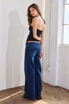 Women's wide-leg jeans in blue denim, perfect for casual outings