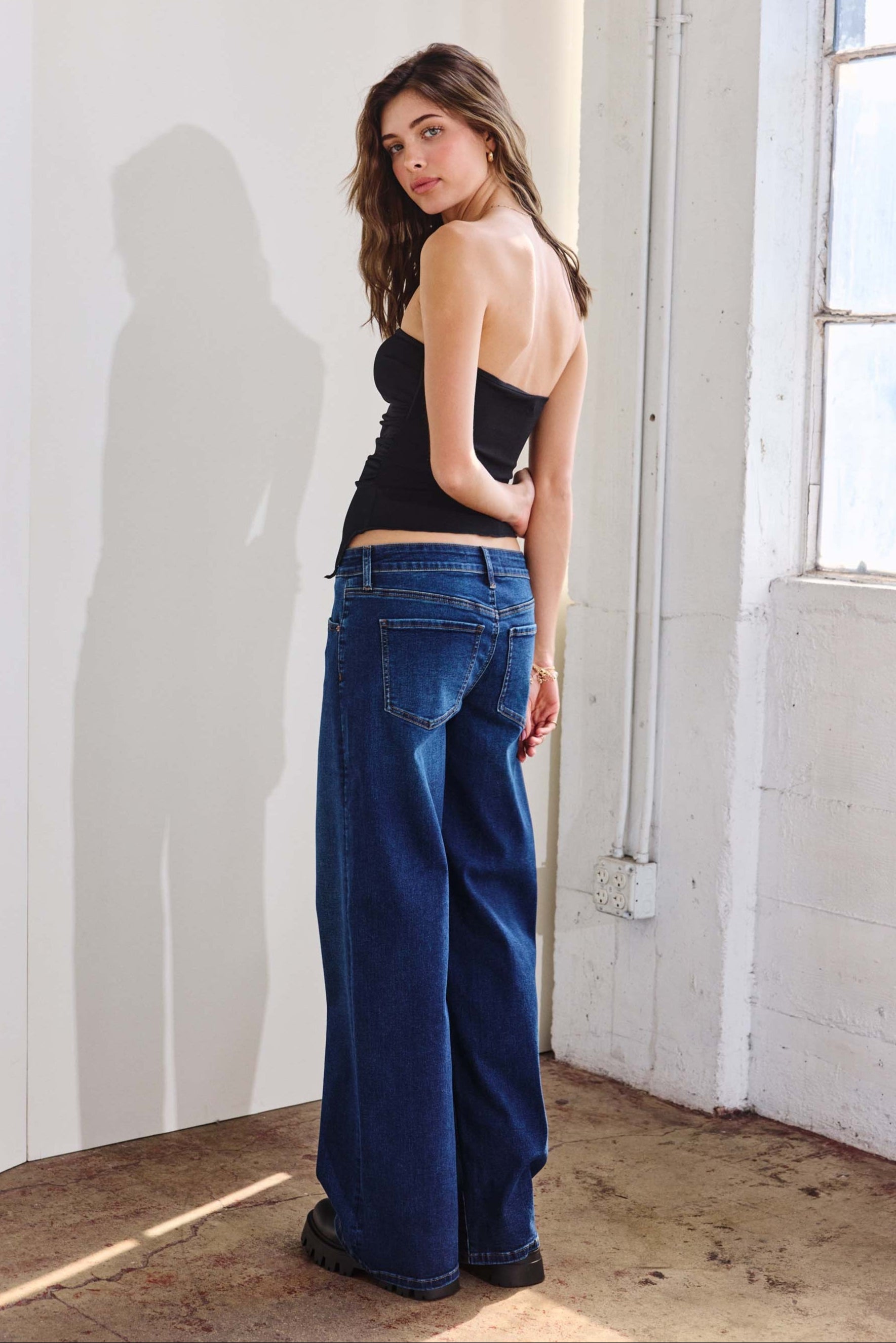 Women's wide-leg jeans in blue denim, perfect for casual outings