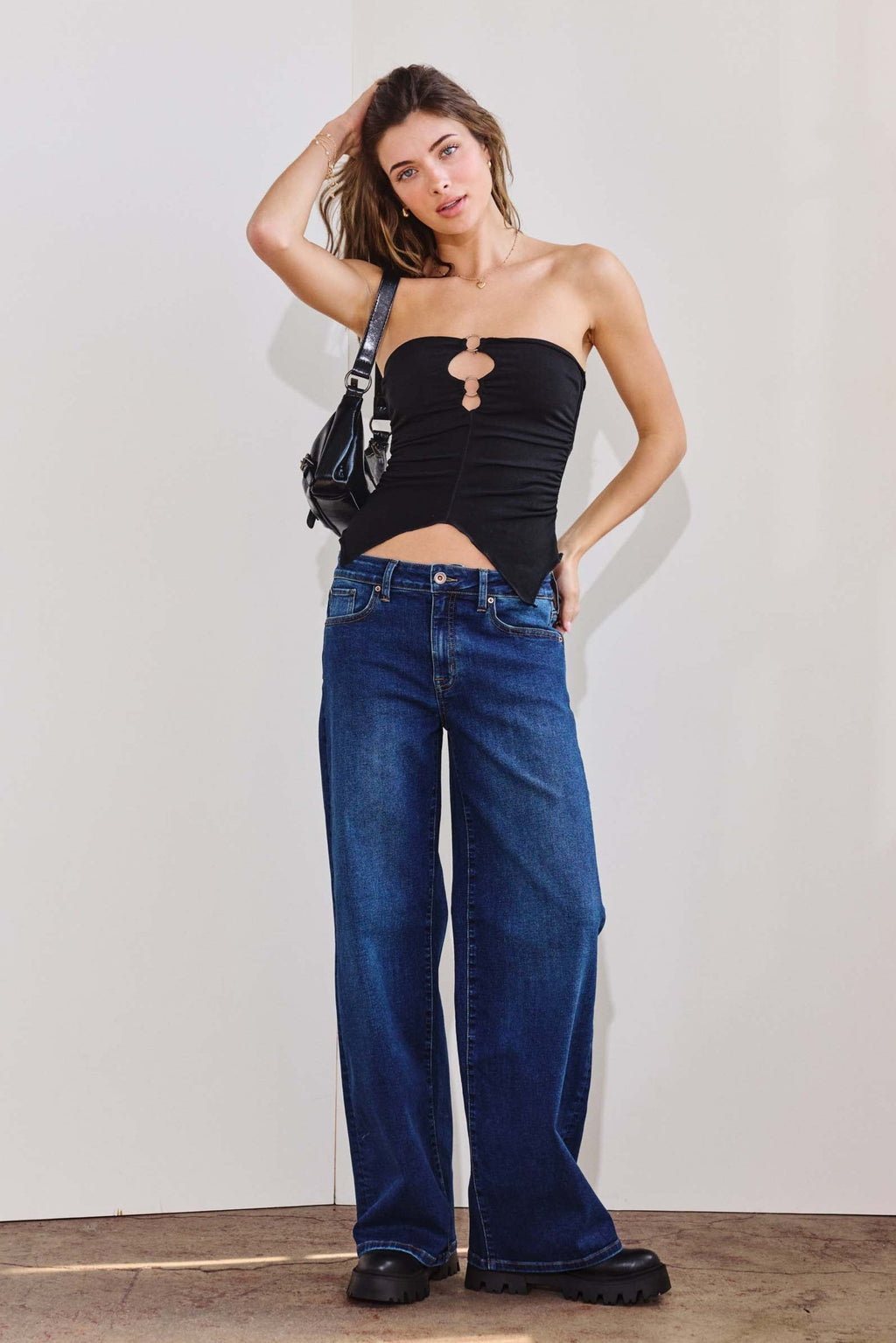 Women's wide-leg jeans in dark blue denim, perfect for casual outings