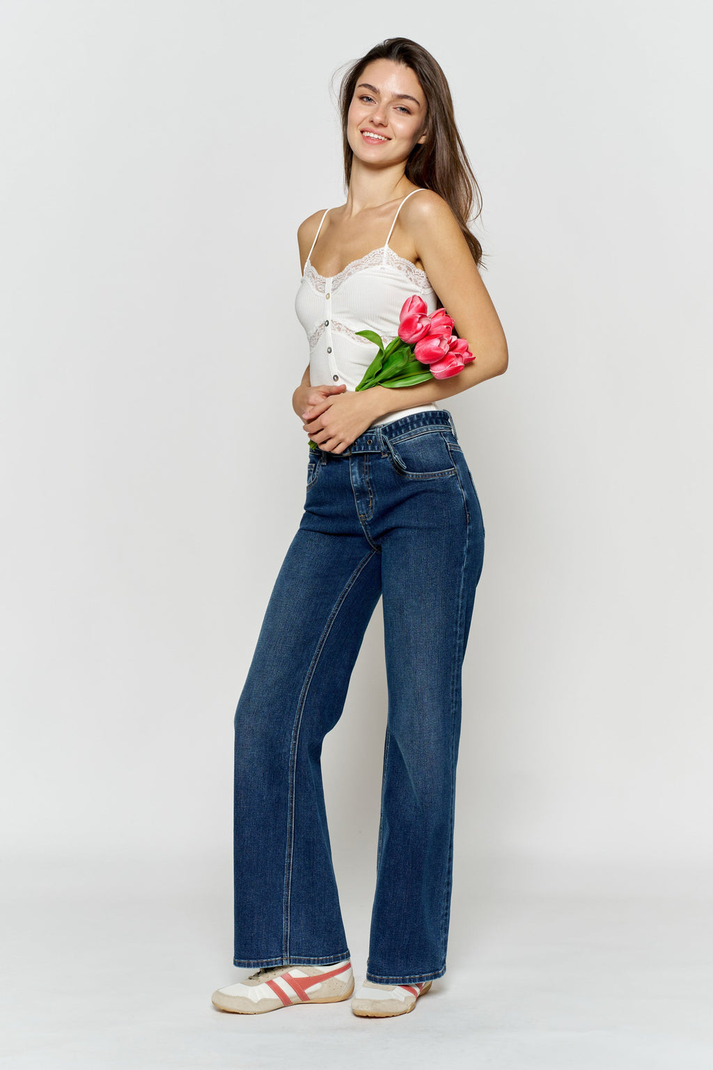 Women's wide-leg jeans in dark blue denim, perfect for casual outings