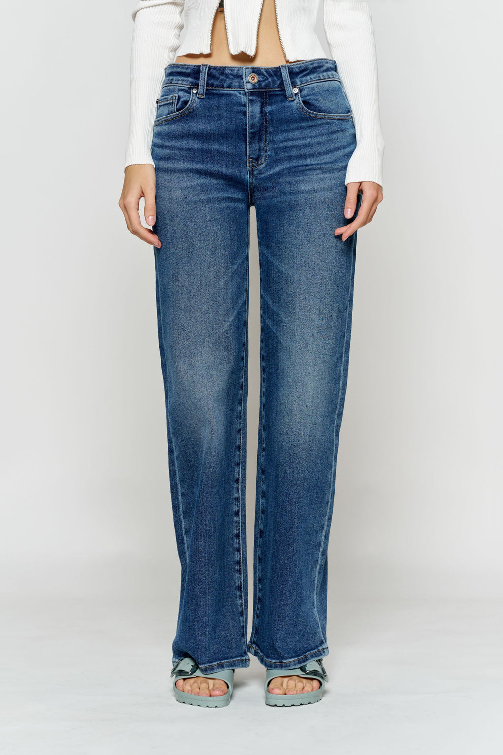 Women's blue wide-leg jeans made of durable denim for casual wear