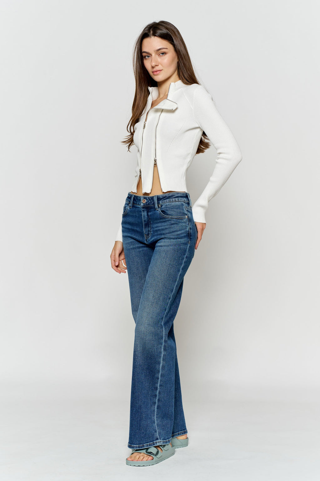 Women's blue wide-leg jeans, stylish for casual outings