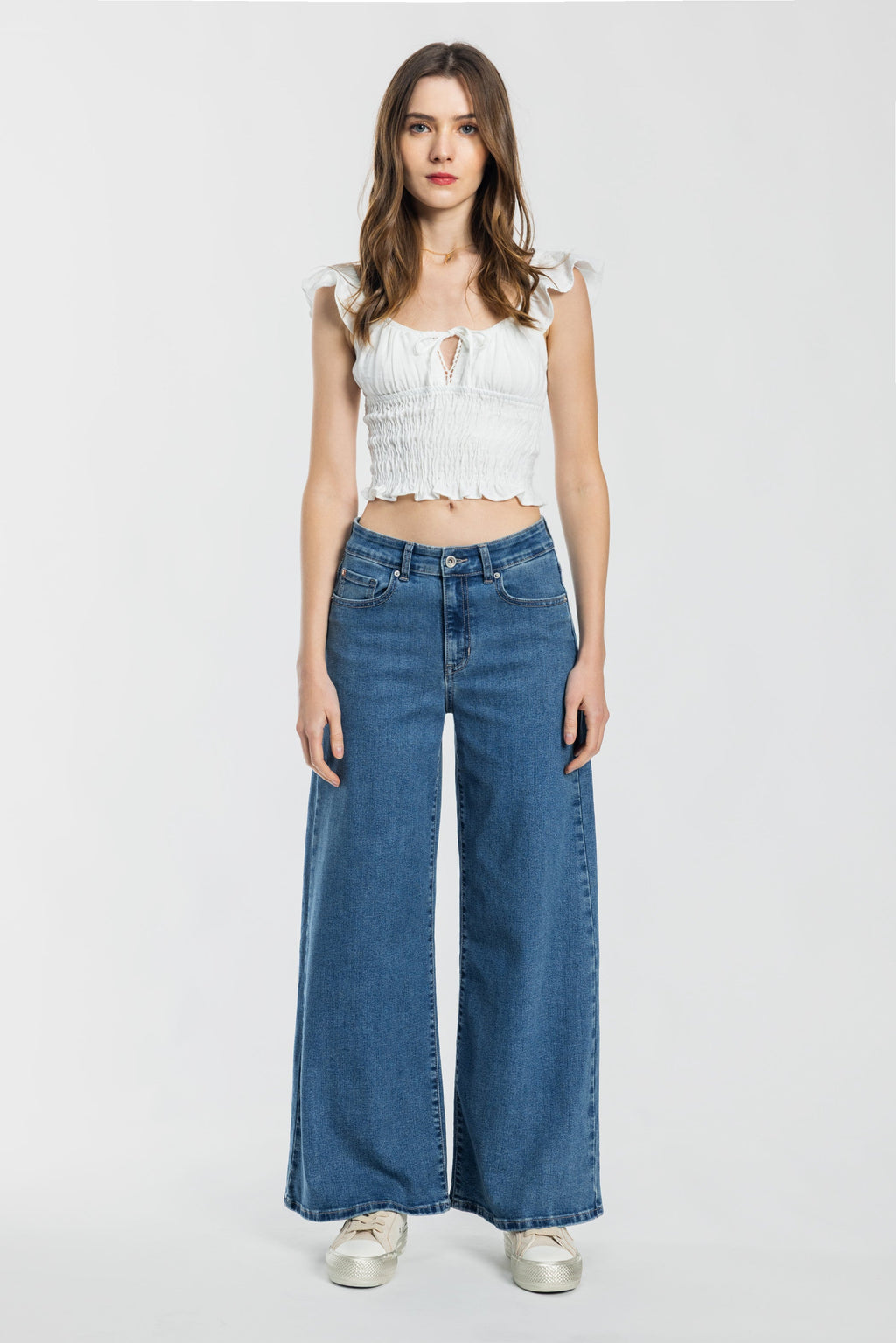 Women's wide-leg jeans in blue denim, perfect for casual outings
