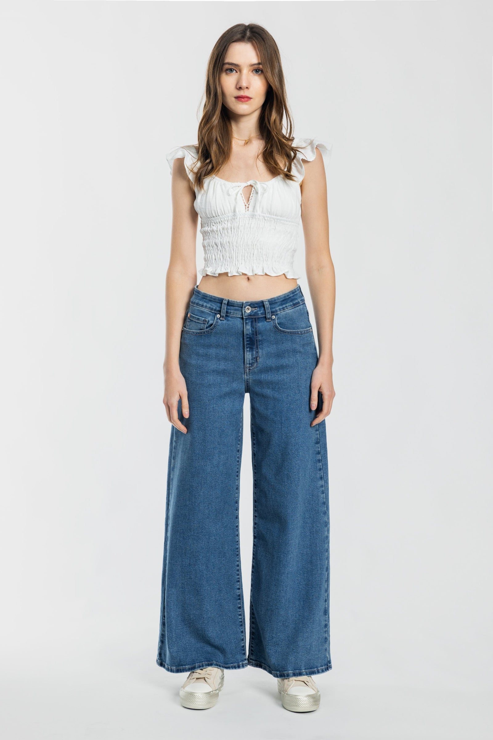 Women's wide-leg jeans in blue denim, perfect for casual outings