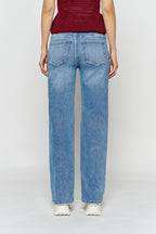 Women's wide-leg jeans in light blue denim, perfect for casual wear