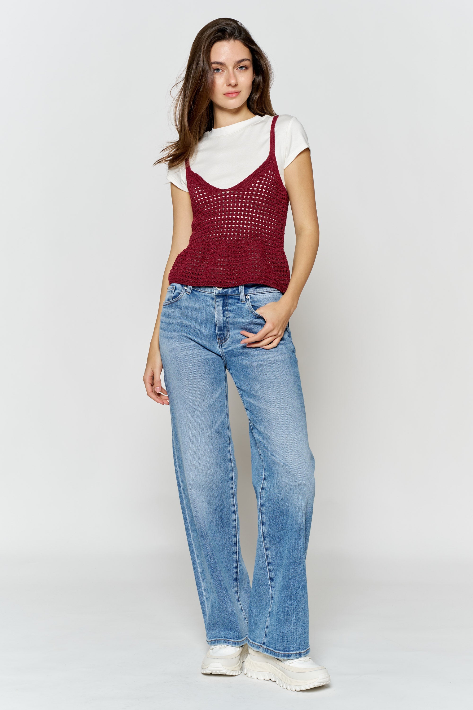 Women's wide-leg jeans in light blue denim, perfect for casual outings