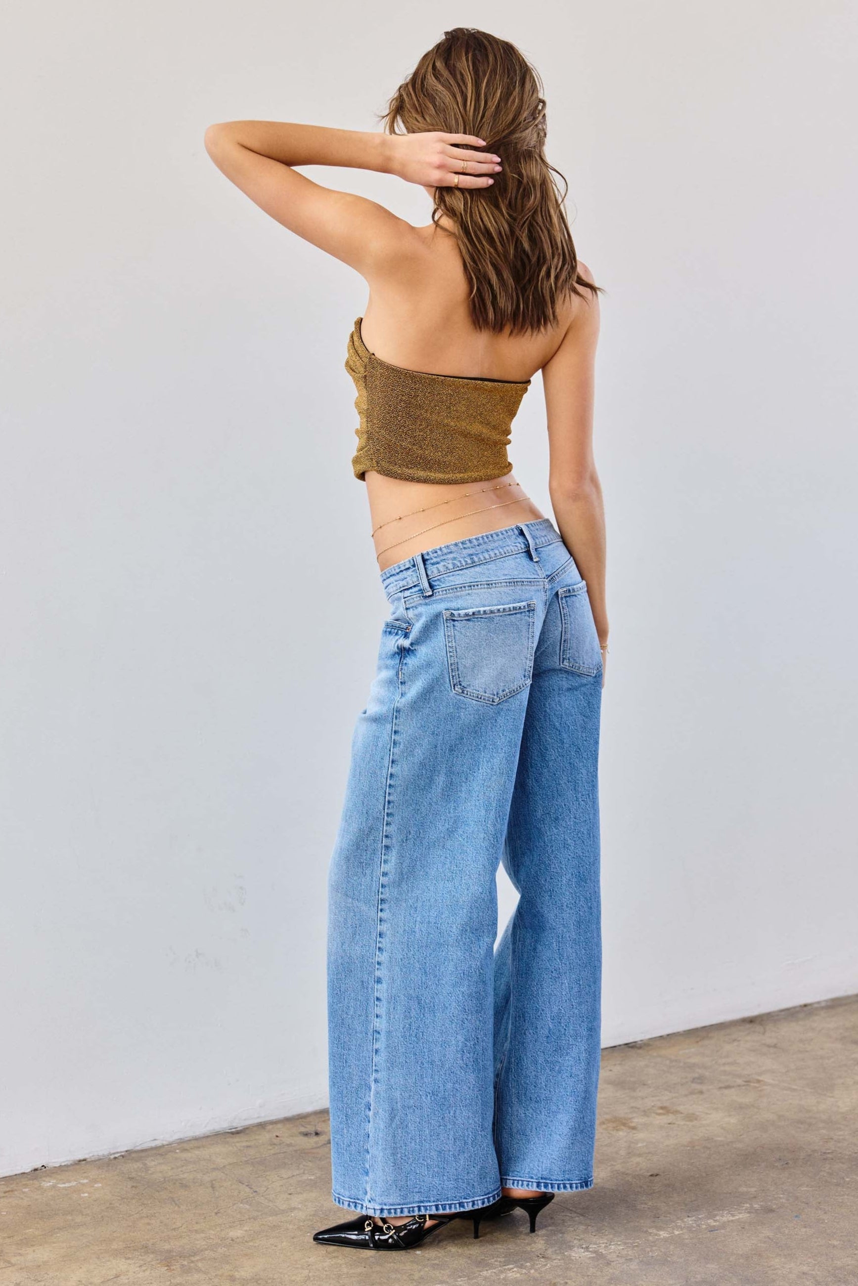 Women's wide-leg jeans in light blue for casual wear