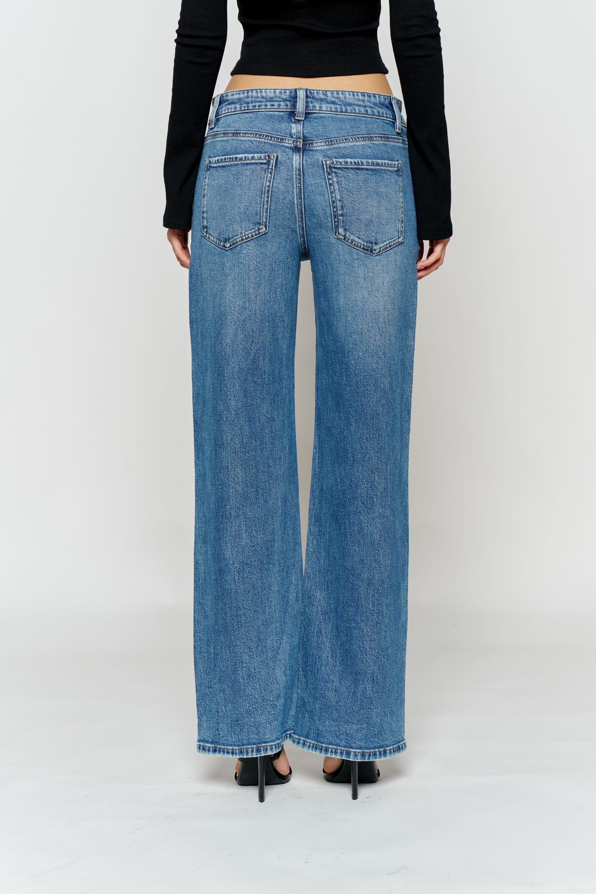 Women's blue wide-leg jeans, comfortable fit for casual outings