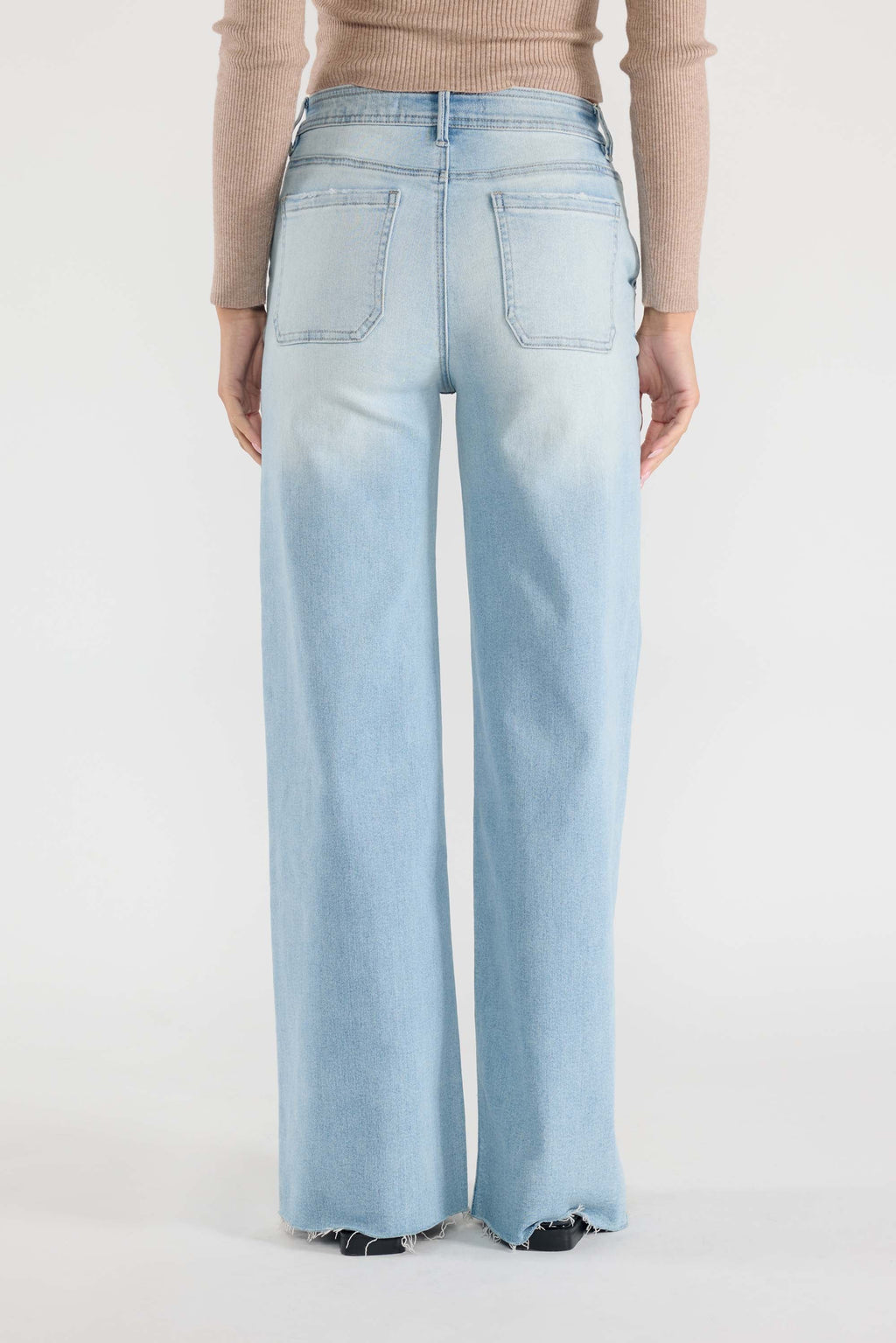 Women's wide-leg jeans in light blue denim, casual everyday wear