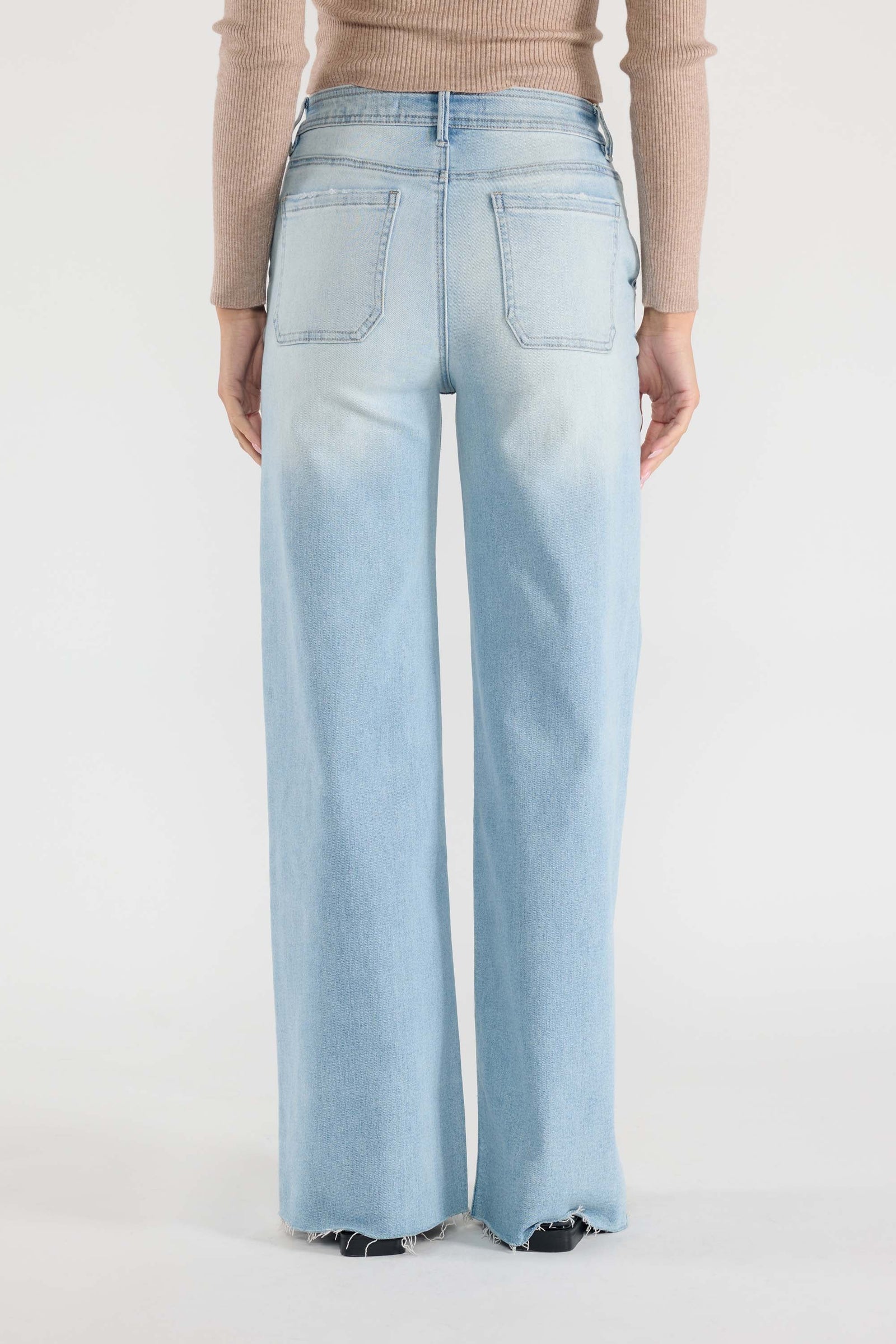 Women's wide-leg jeans in light blue denim, casual everyday wear