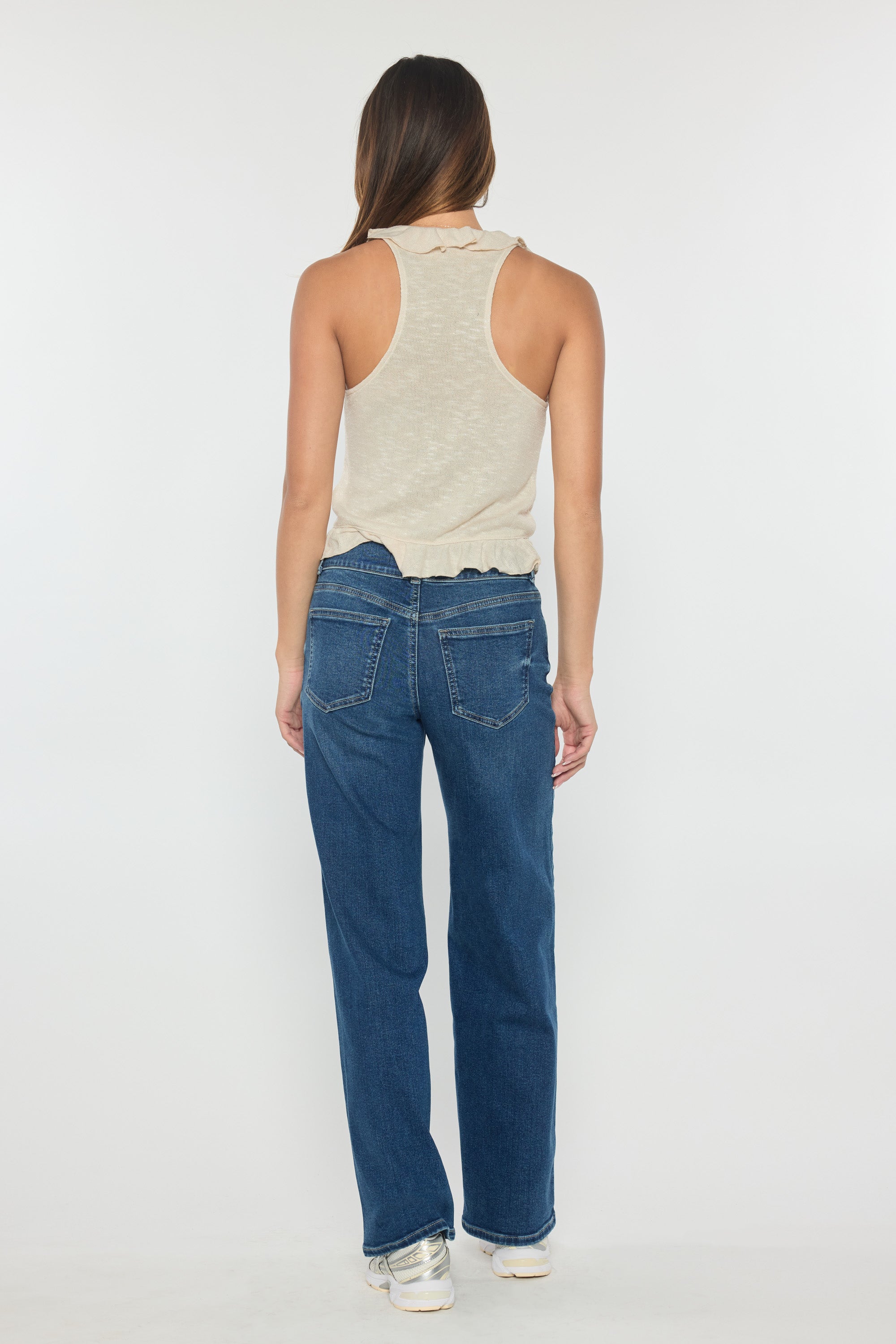 Women's wide-leg jeans in blue denim, perfect for casual outings