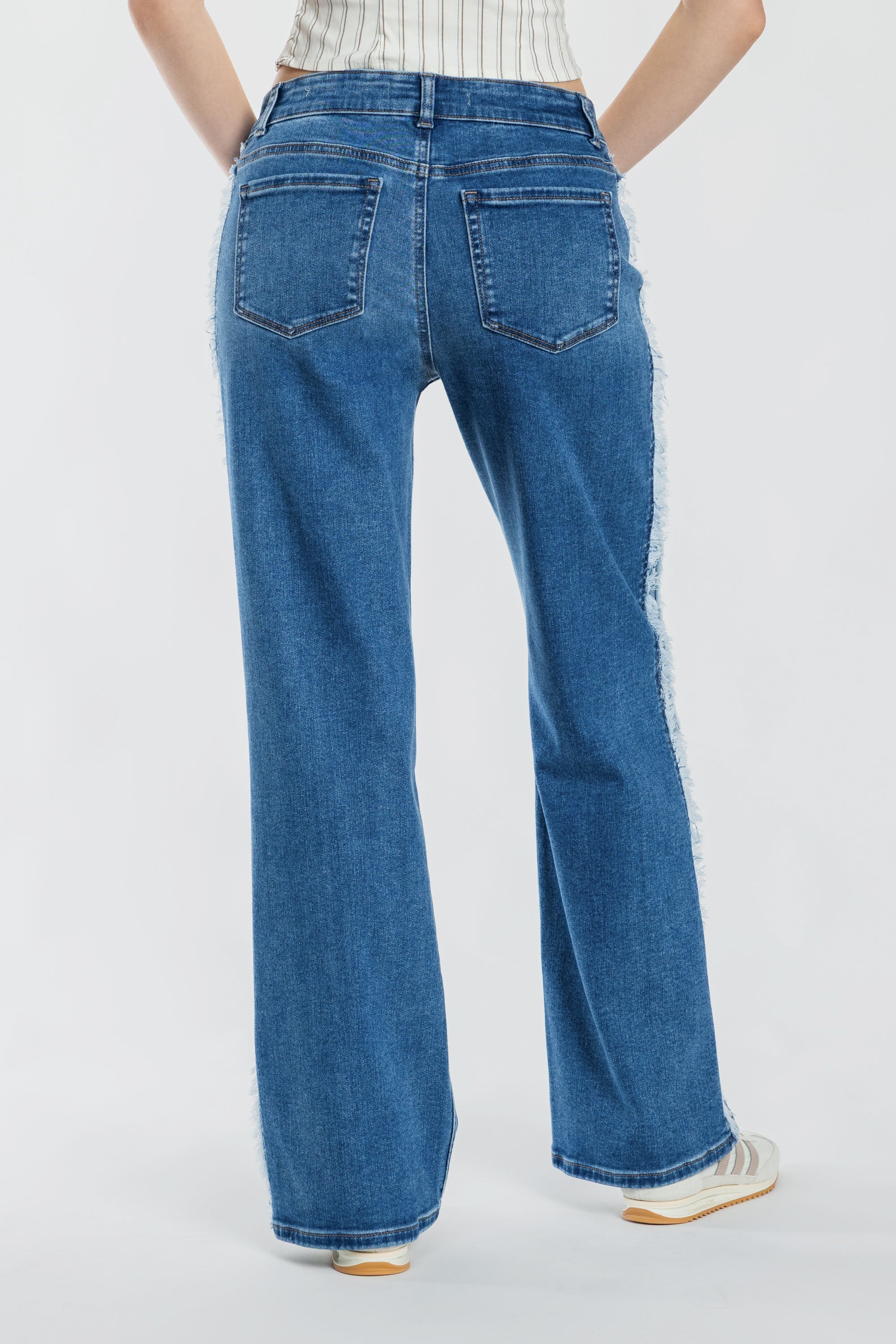 Women's blue wide-leg jeans, stylish and comfortable for casual wear