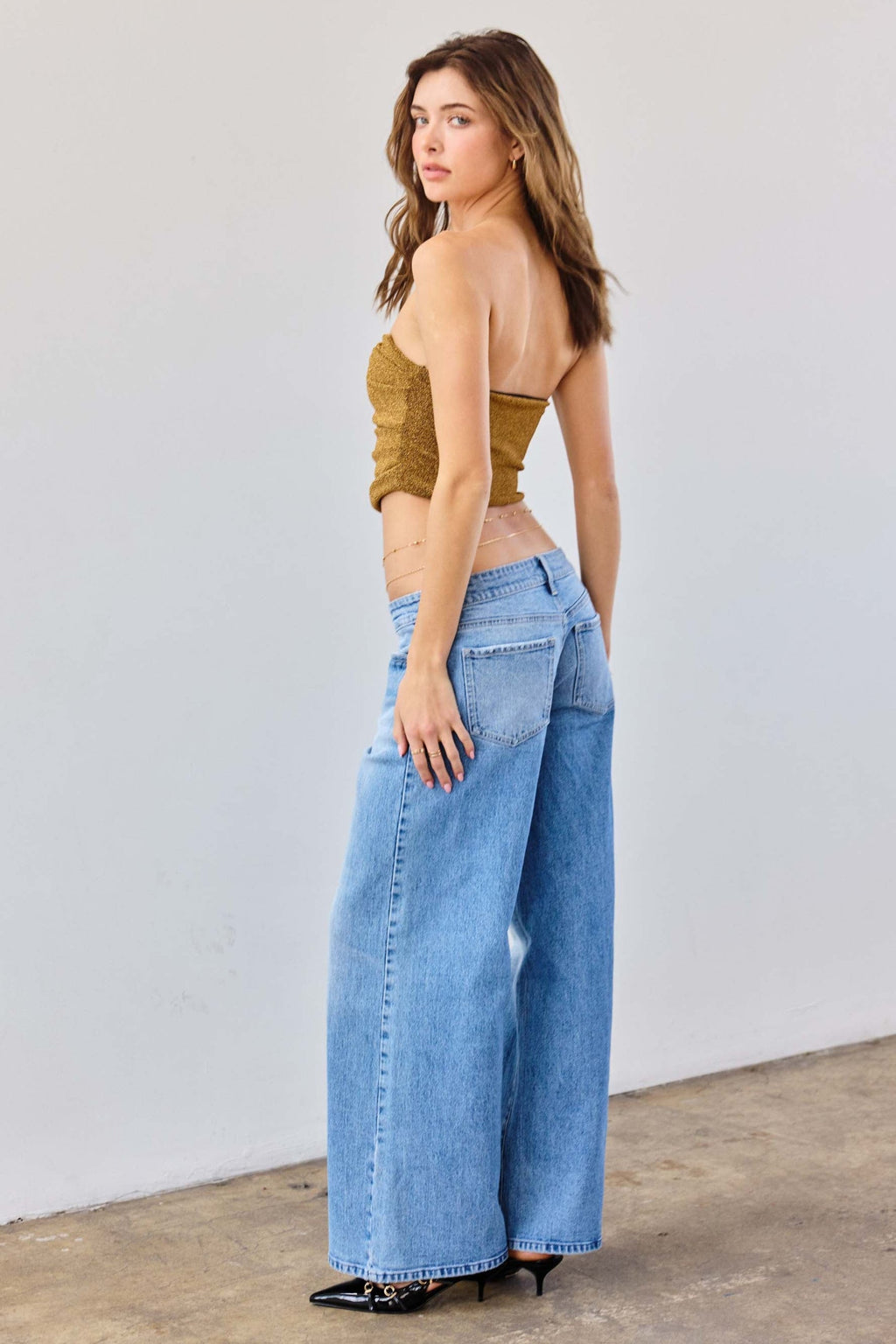 Women's wide-leg jeans in light blue denim, ideal for casual outings