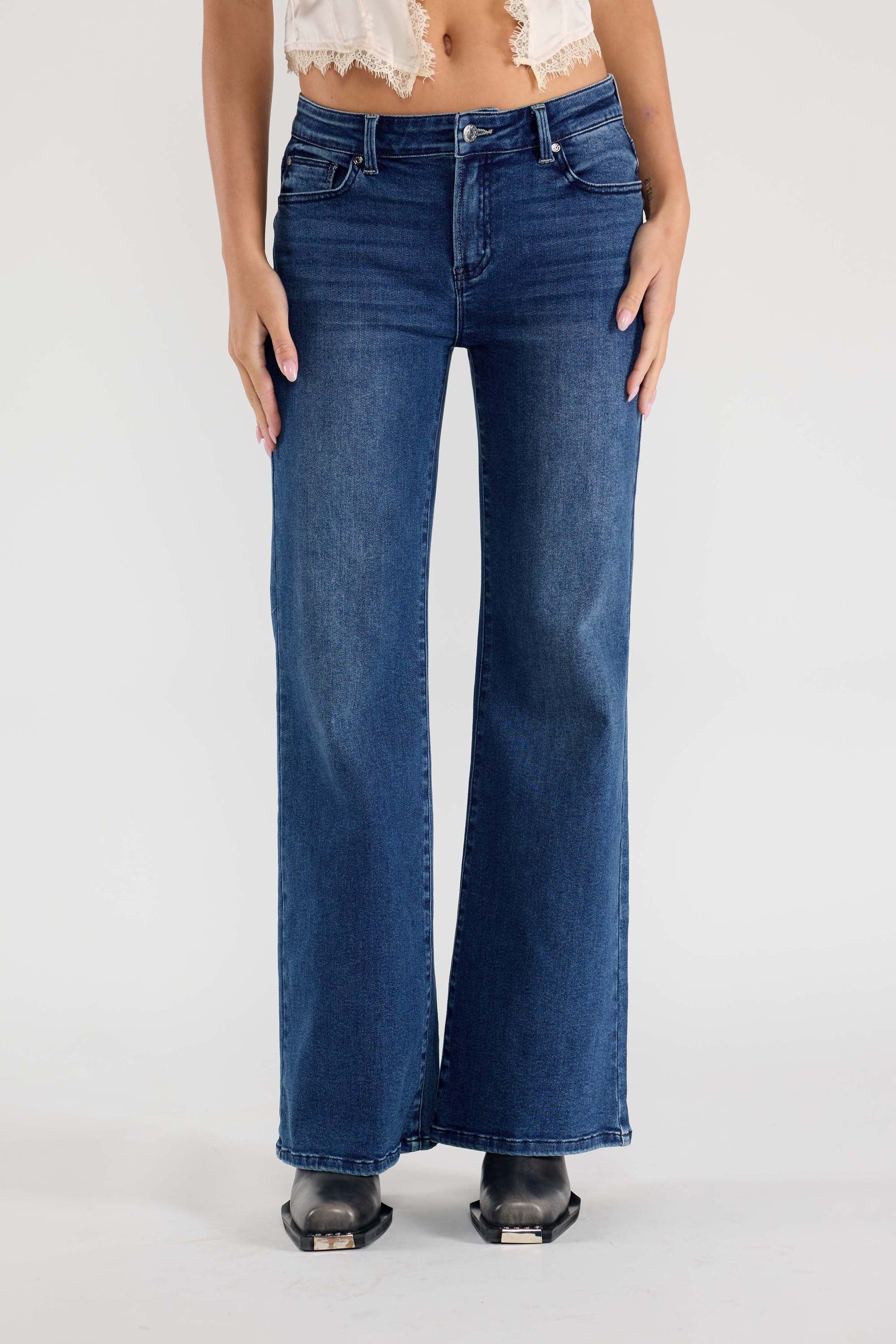 Women's blue wide-leg jeans for casual and stylish wear