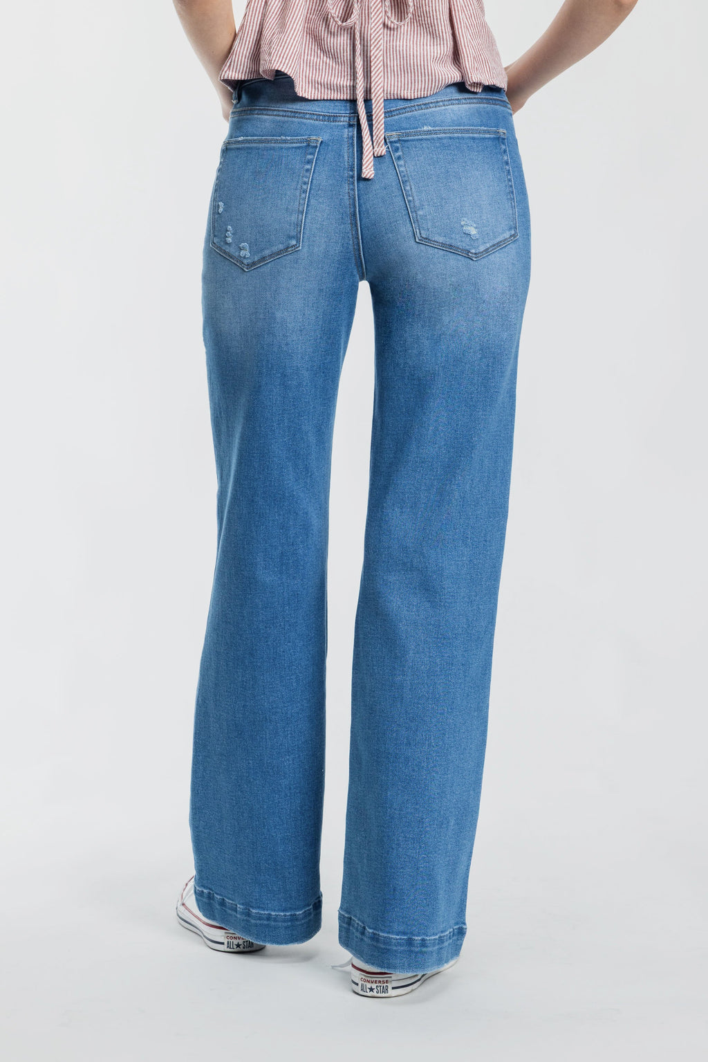 Women's wide-leg jeans in light blue denim, casual everyday wear