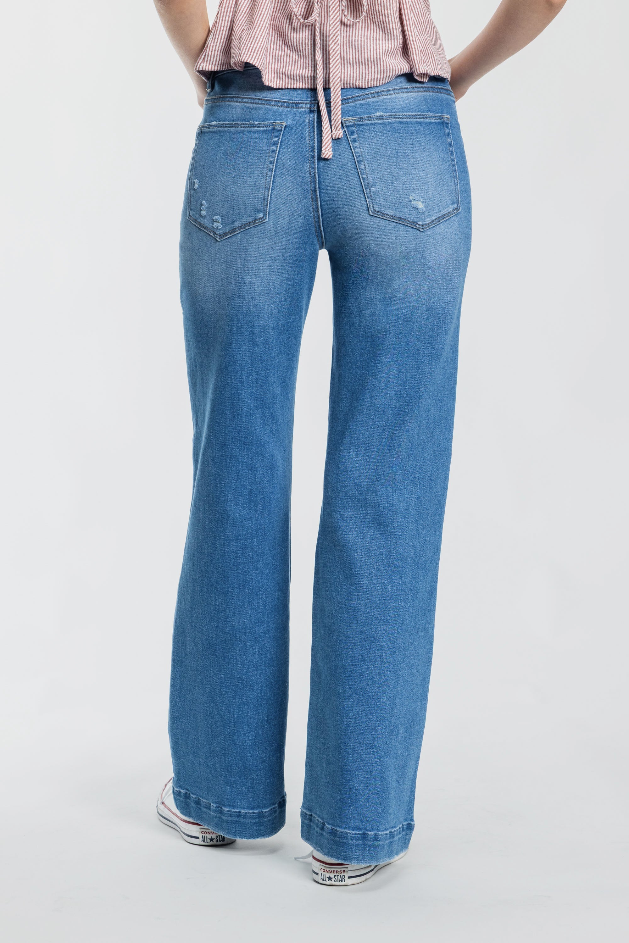 Women's wide-leg jeans in light blue denim, casual everyday wear