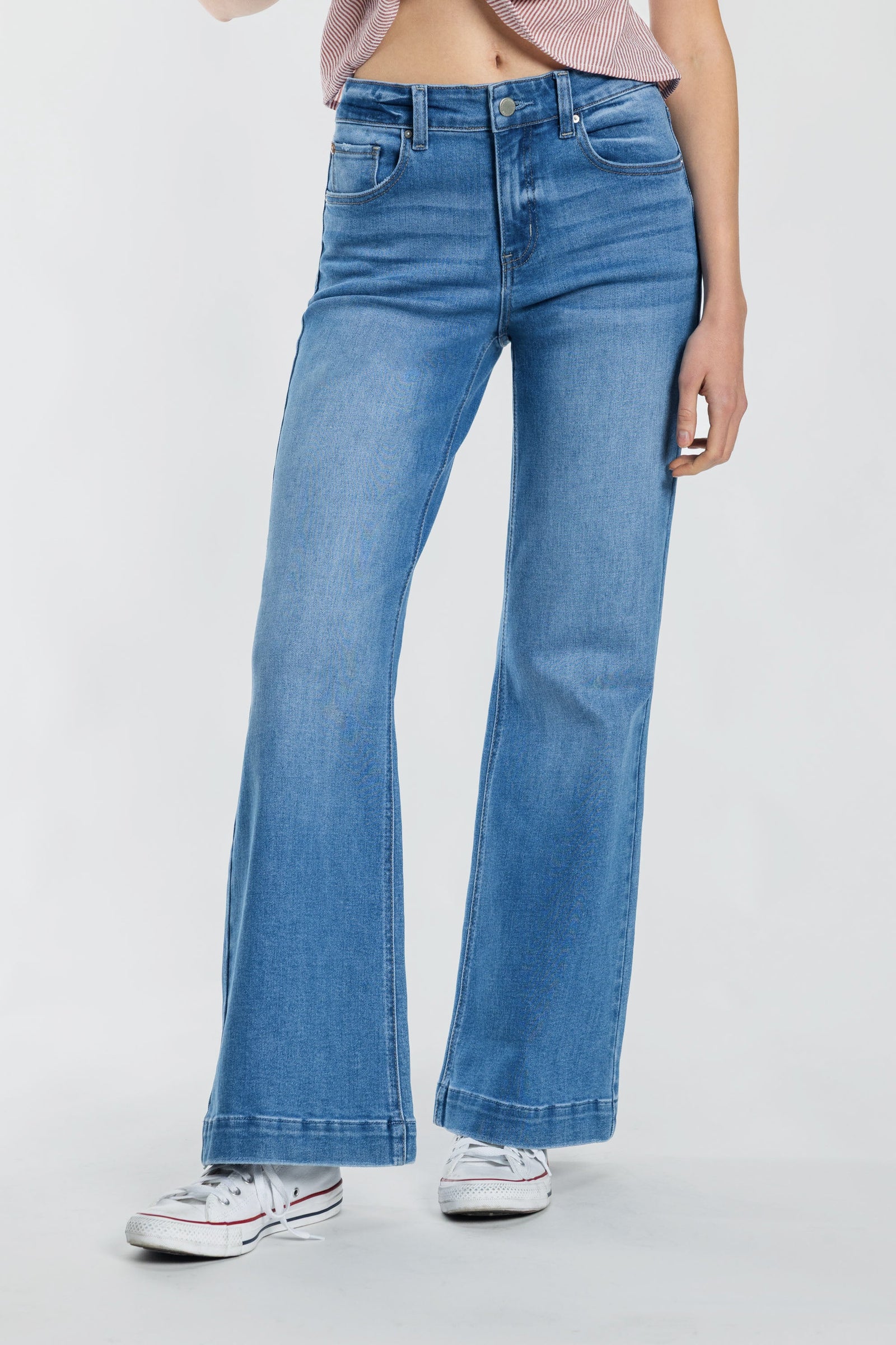 Women's blue wide-leg jeans, perfect for casual outings