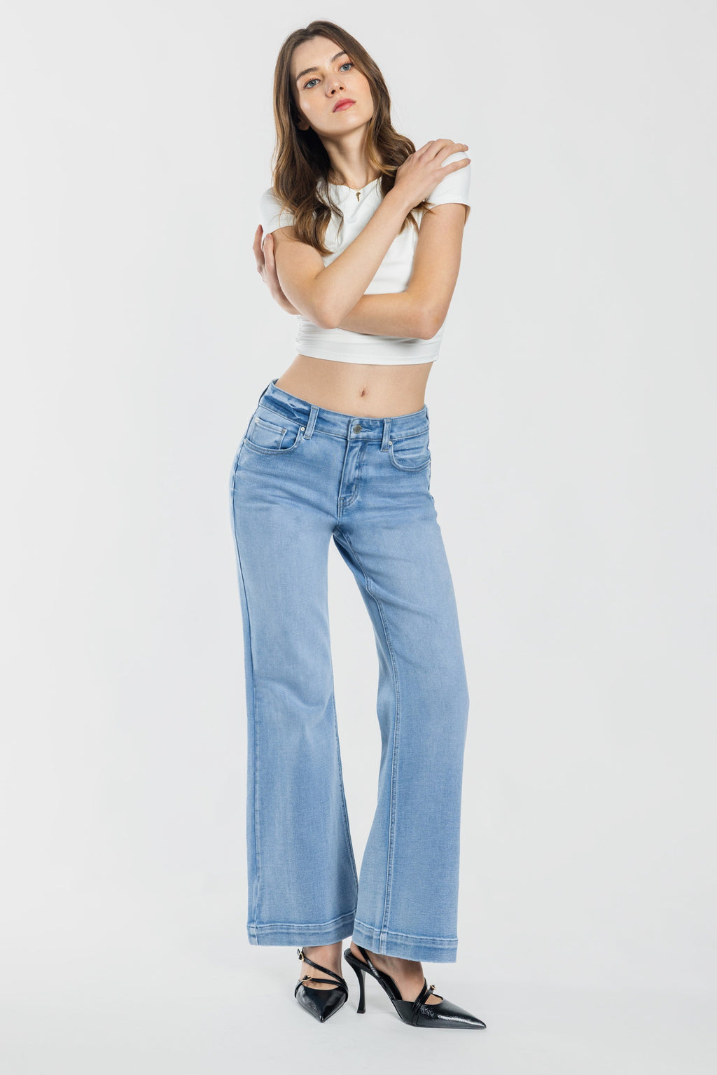 Women's light blue wide-leg jeans, perfect for casual outings