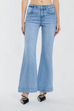 Women's light blue wide-leg jeans for casual summer outings