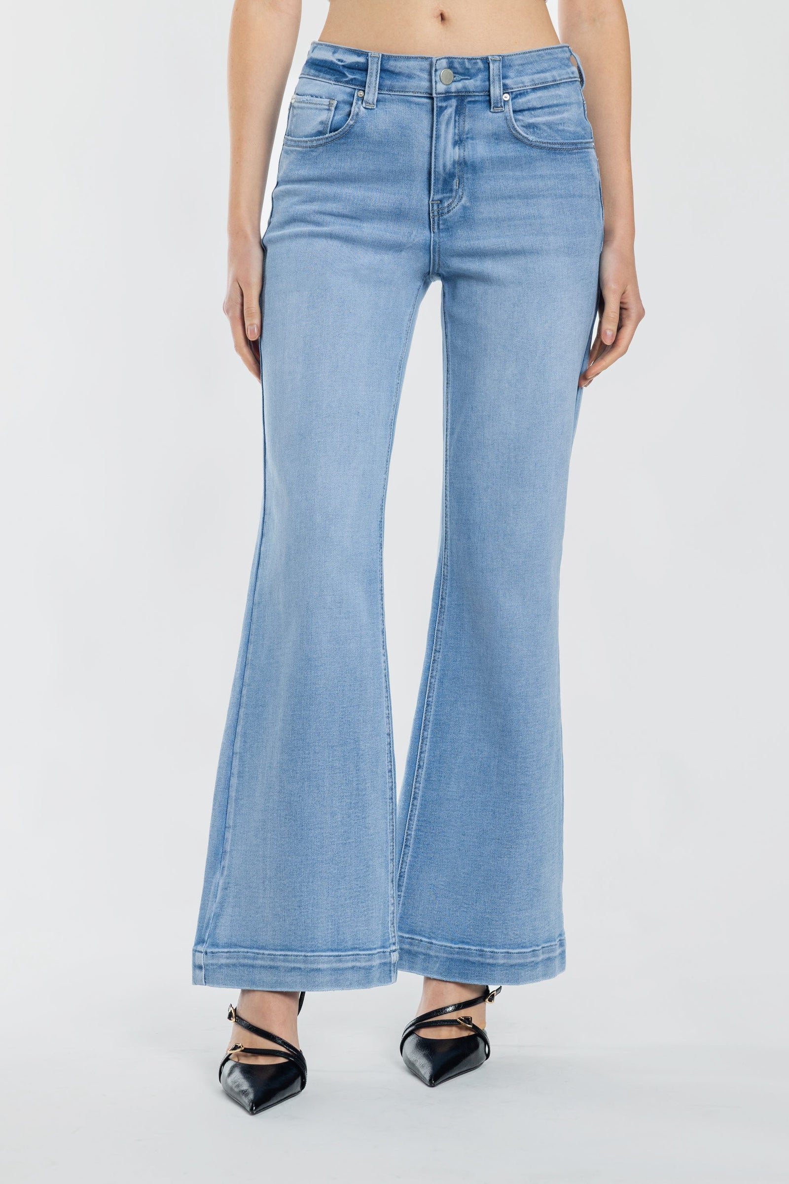 Women's light blue wide-leg jeans for casual summer outings