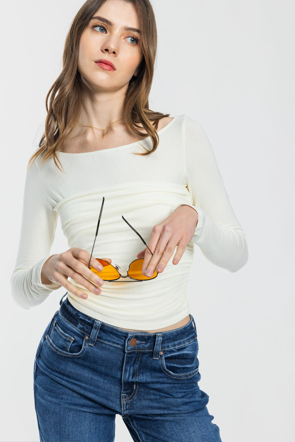 Women's wide-leg jeans in dark denim, perfect for casual outings