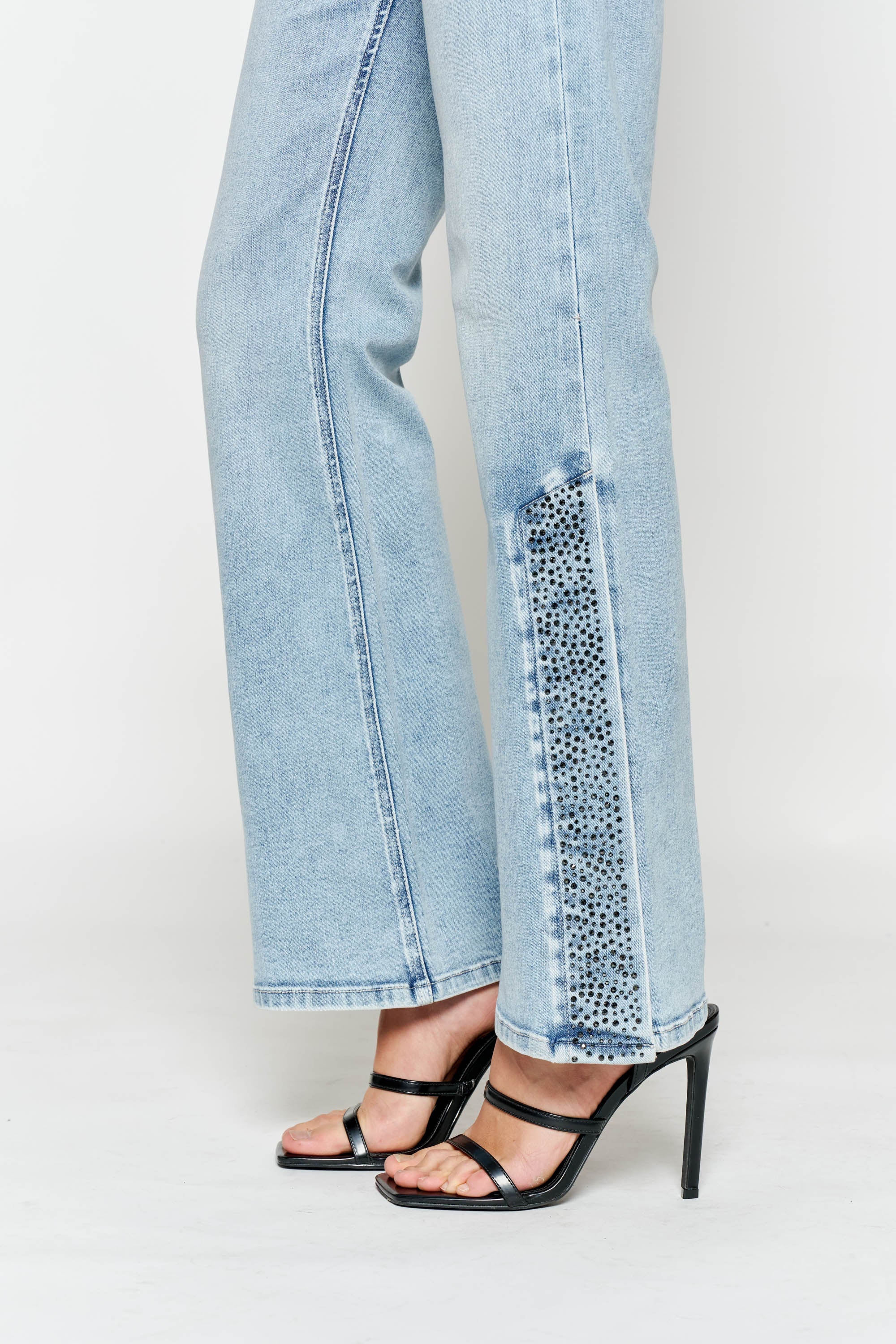 Women's wide-leg jeans in light blue, stylish for casual outings
