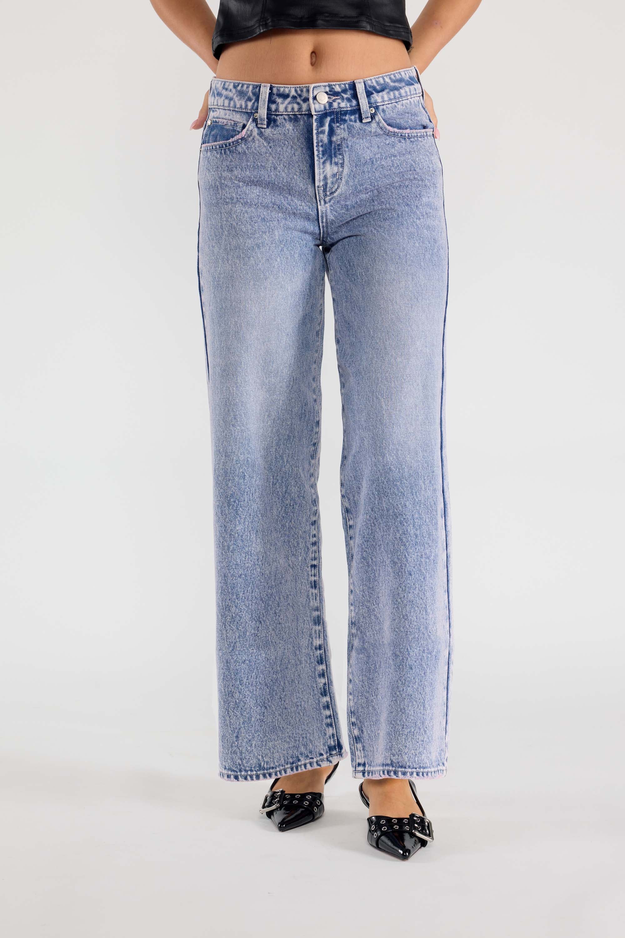 Women's light blue wide-leg jeans, perfect for casual outings