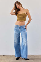 Women's wide-leg jeans in light blue denim, perfect for casual wear