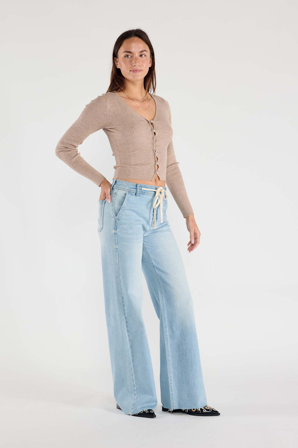 Women's light blue wide-leg jeans, perfect for casual outings