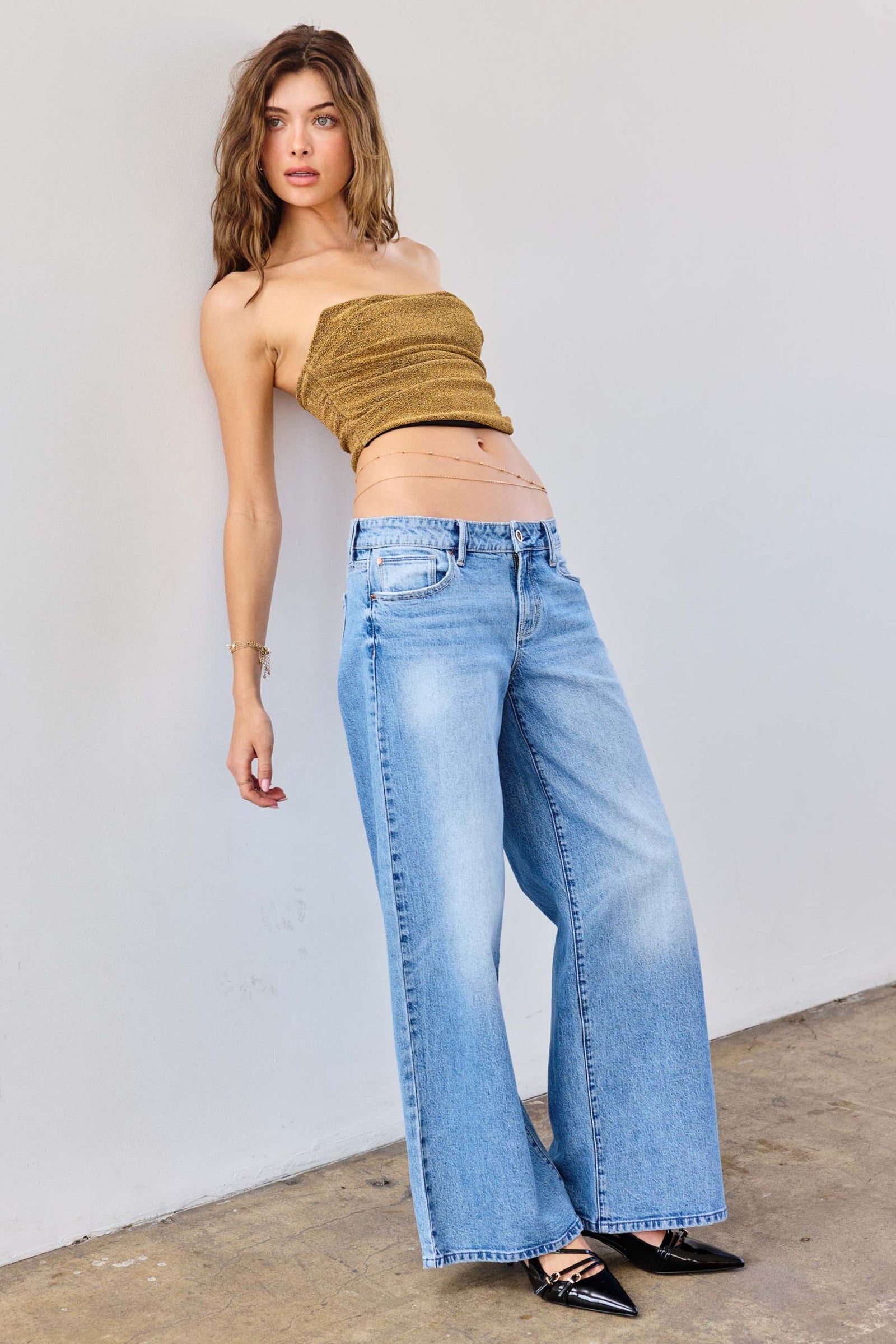 Women's wide-leg jeans in light blue, ideal for casual outings
