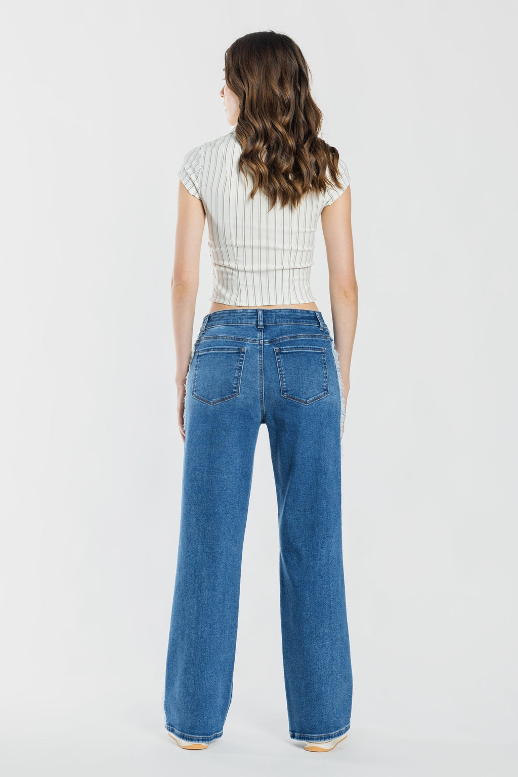 Women's wide-leg jeans in blue, perfect for casual outings