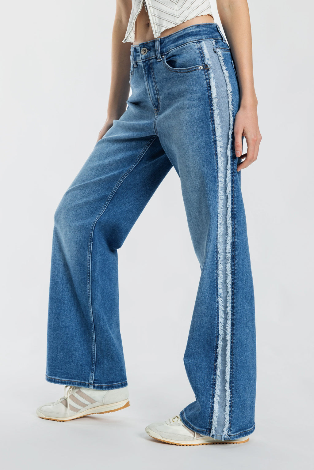 Women's wide-leg jeans in distressed blue denim, casual style
