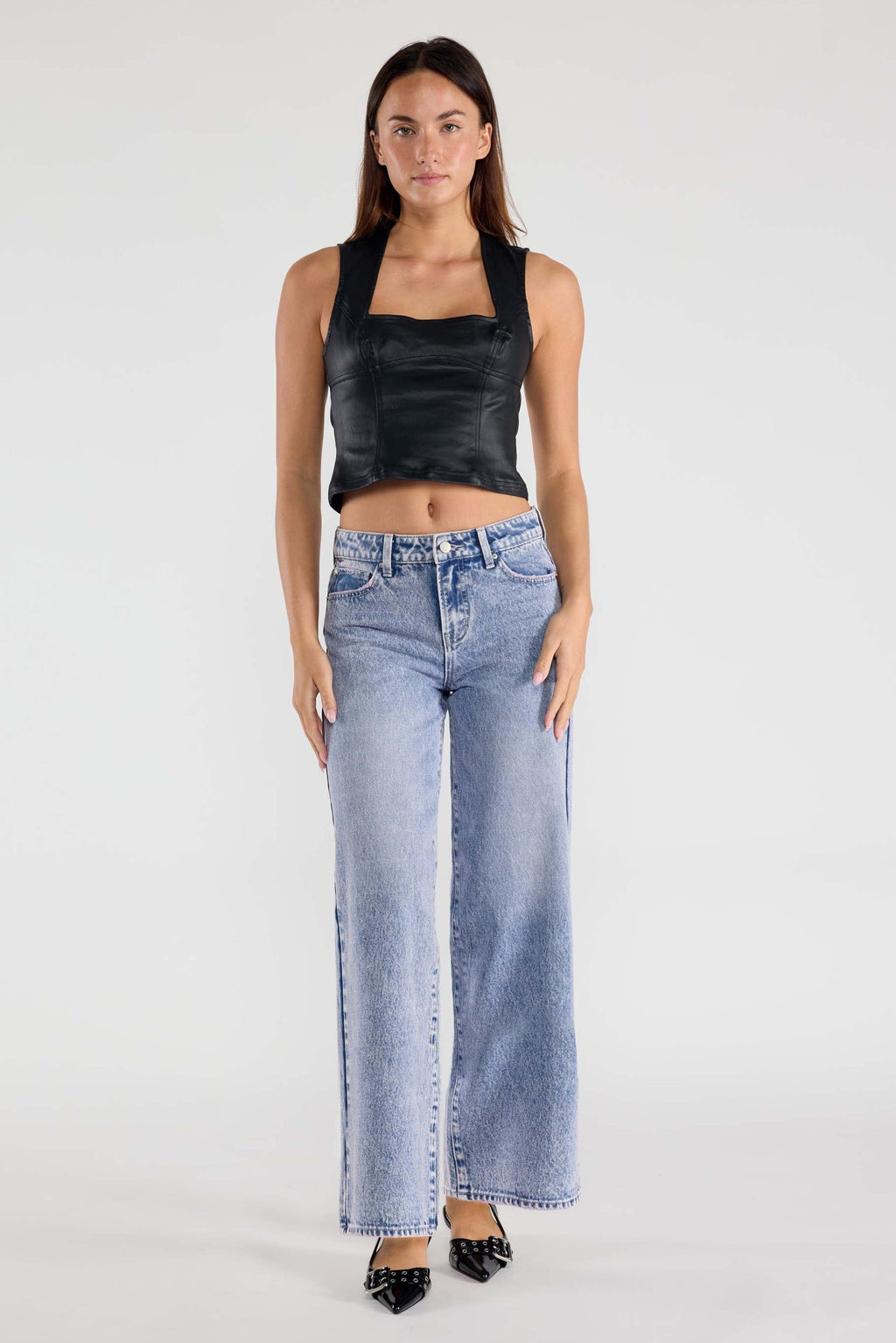 Women's light-wash wide-leg jeans, perfect for casual outings