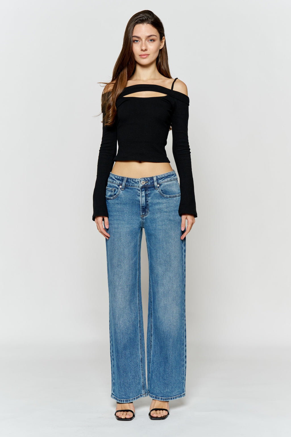 Women's wide-leg jeans in light blue, casual everyday wear