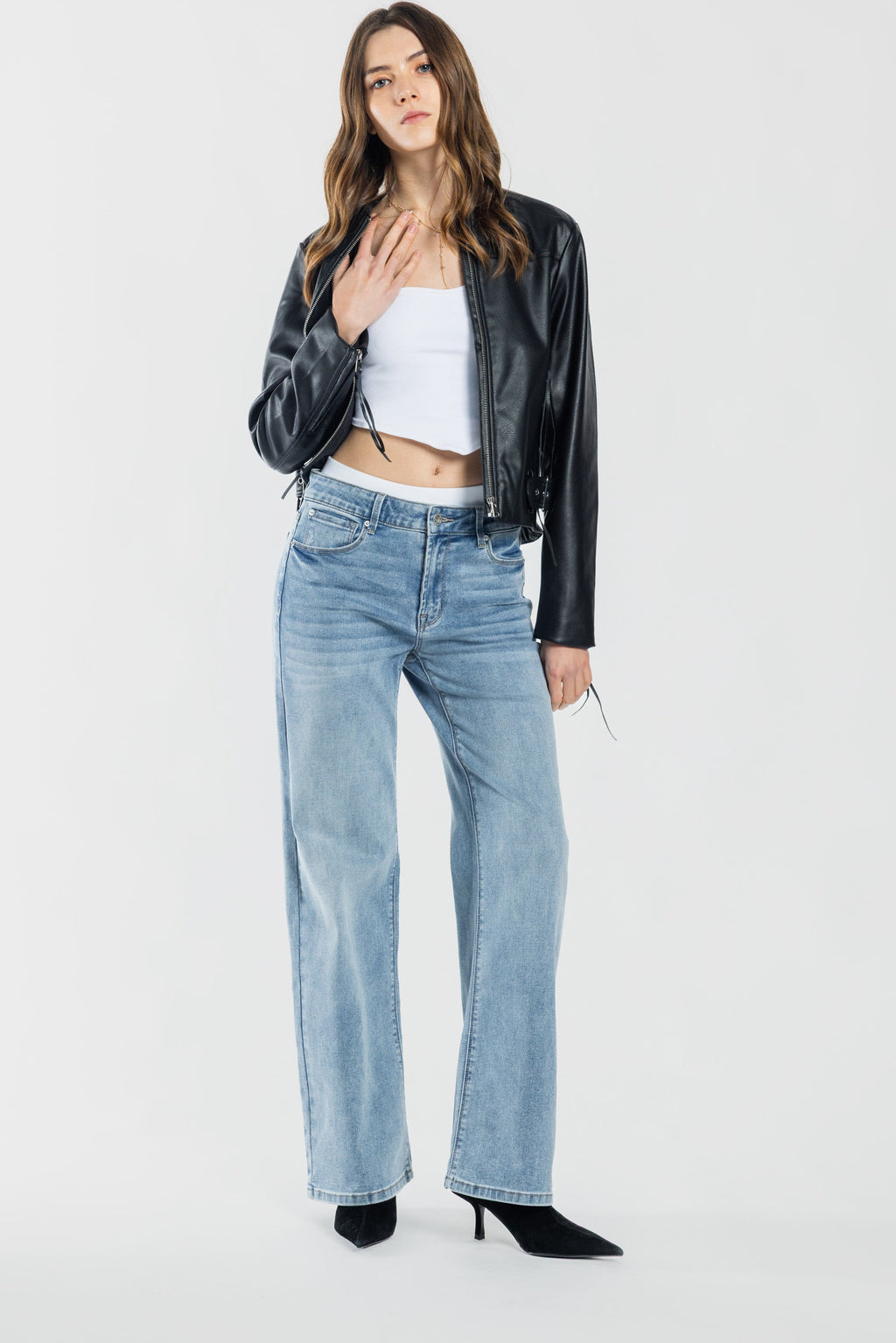 Women's wide-leg jeans in light blue for casual wear