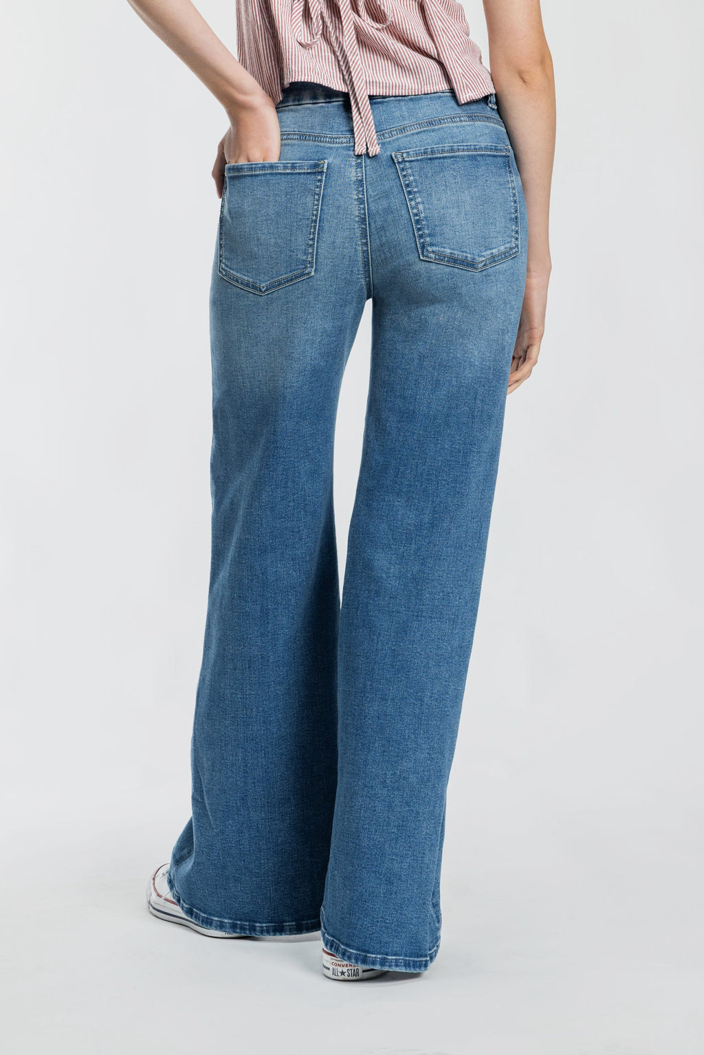 Women's wide-leg jeans in light blue denim, perfect for casual wear