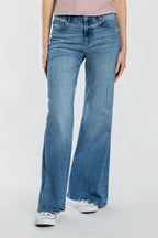 Women's wide-leg jeans in light blue denim for casual wear