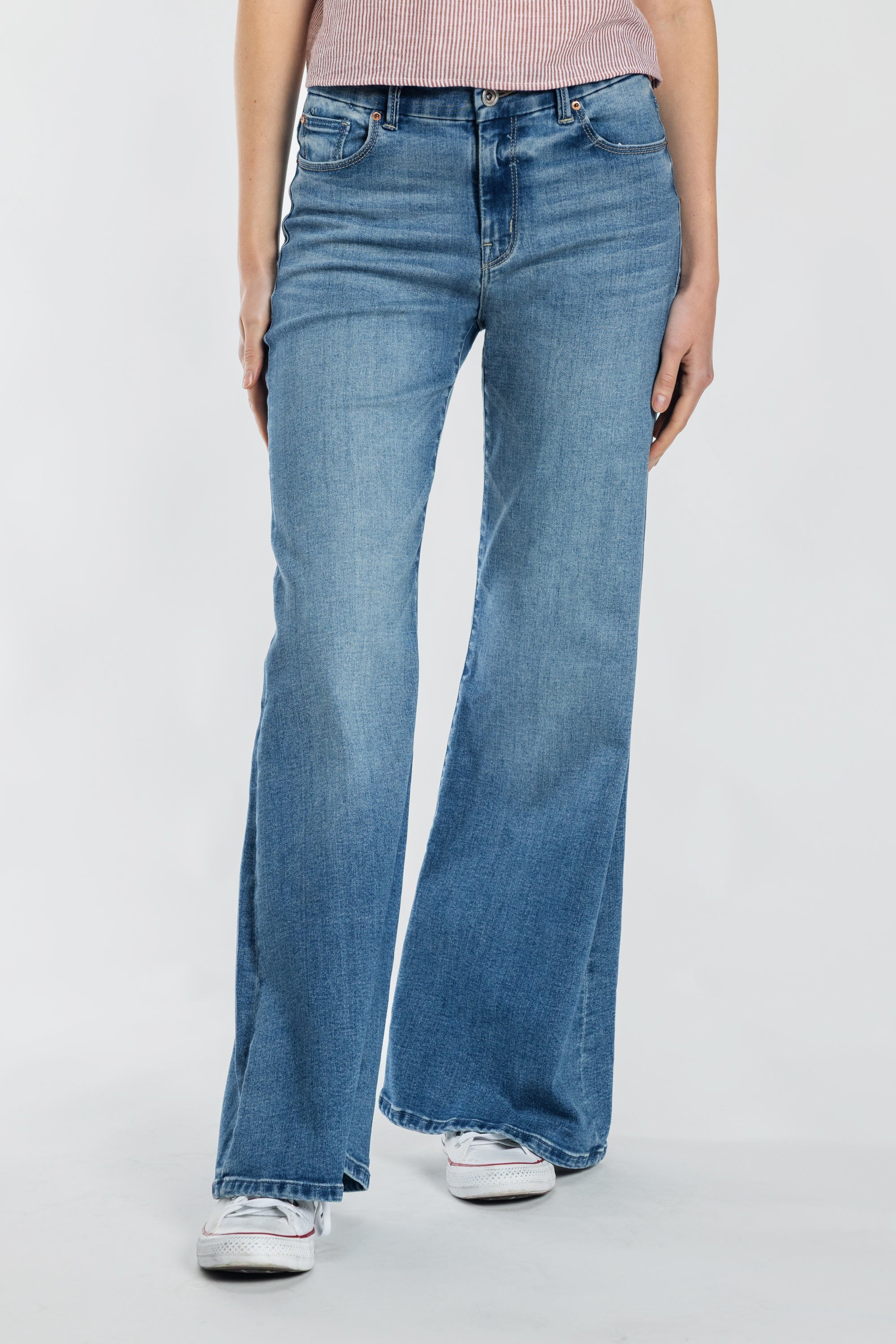 Women's wide-leg jeans in light blue denim for casual wear