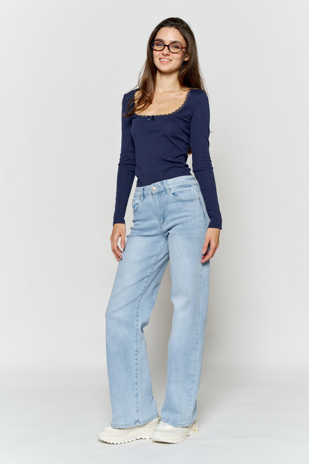 Women's light blue wide-leg jeans for casual summer outings