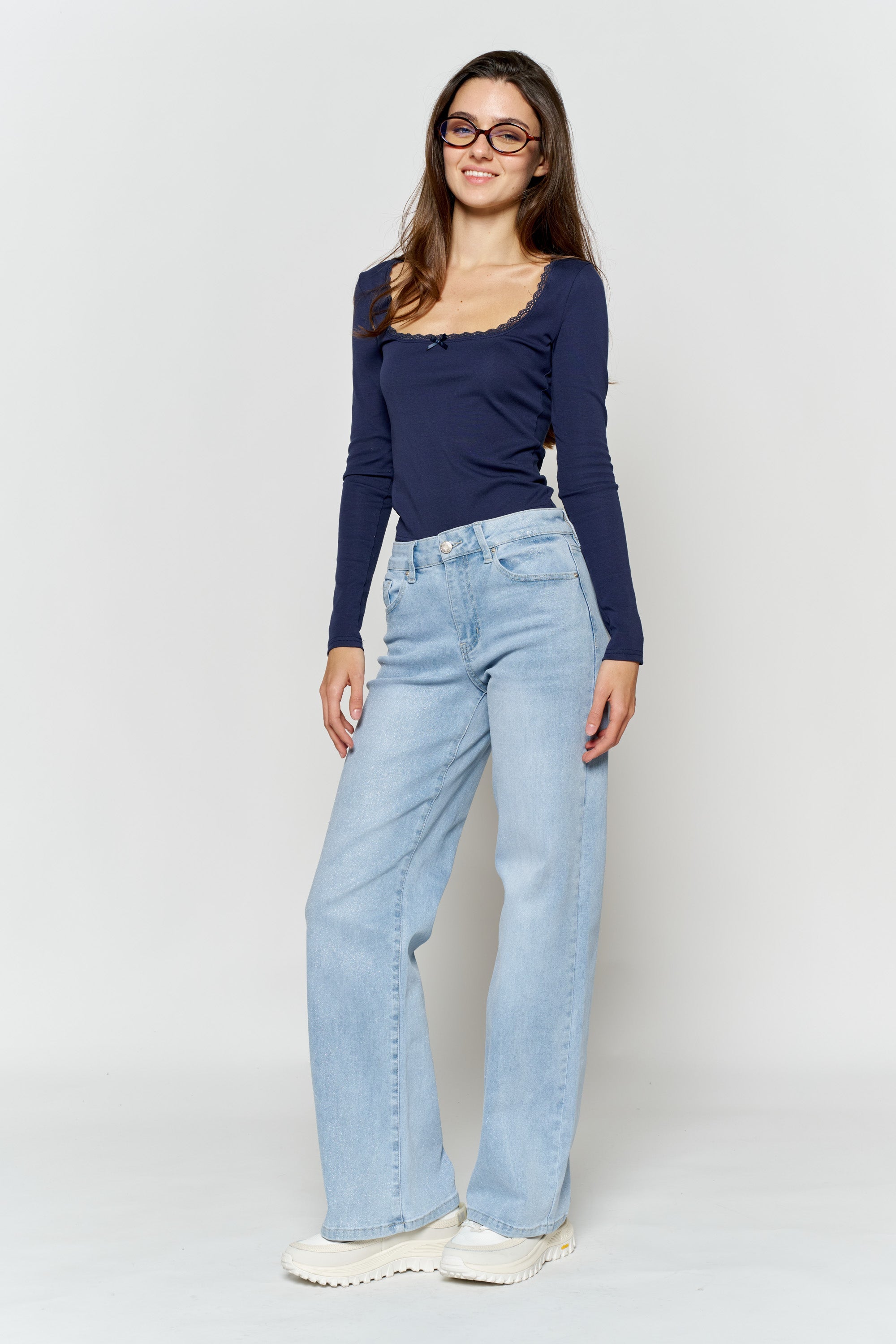 Women's light blue wide-leg jeans for casual summer outings