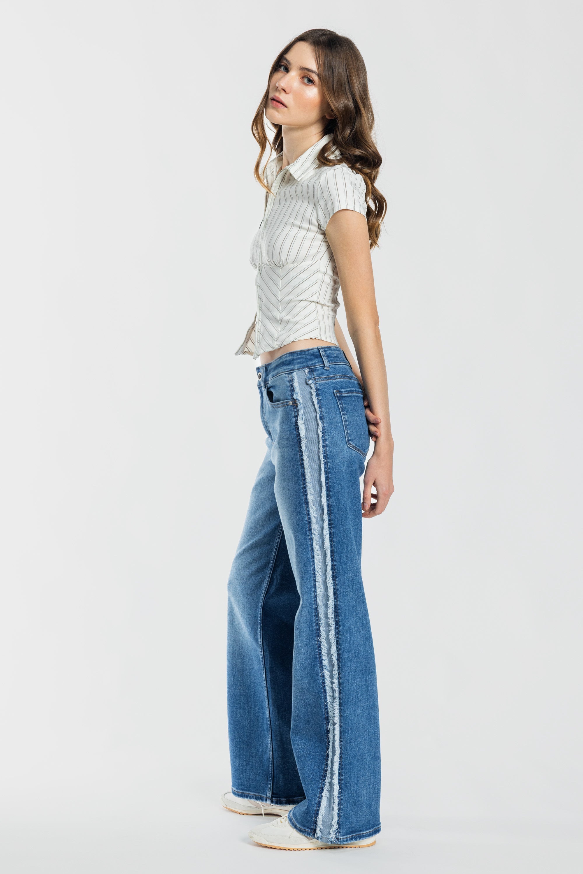 Women's wide-leg jeans in blue denim, perfect for casual wear