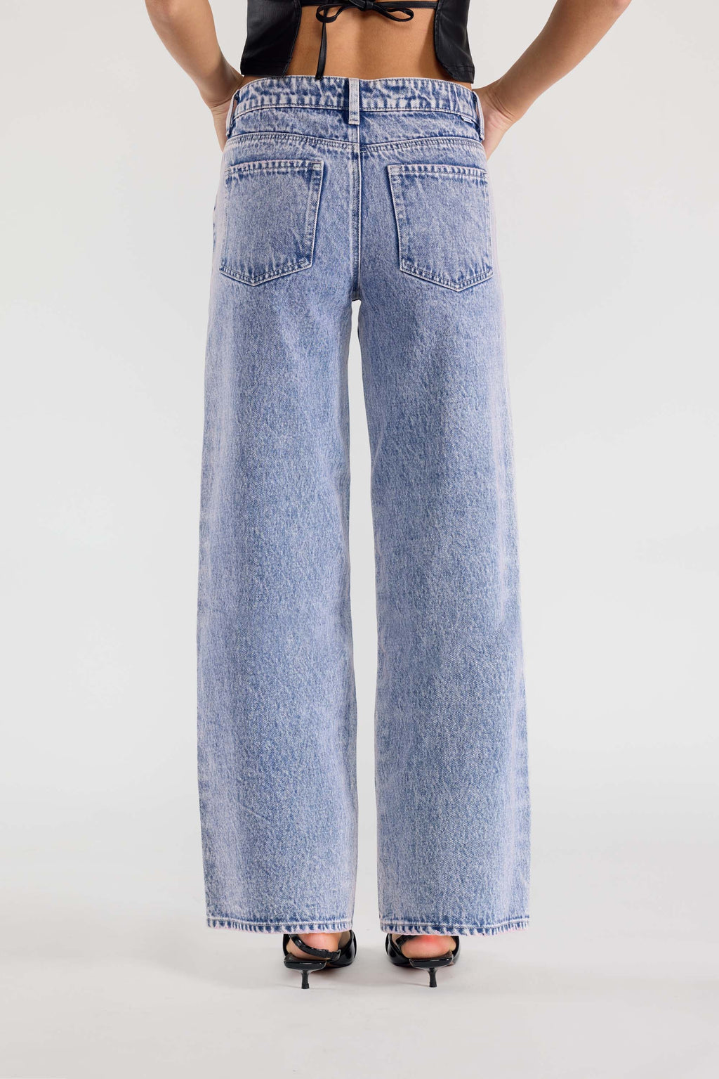 Women's light blue wide-leg jeans, casual denim for everyday wear