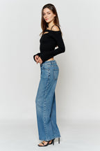 Women's wide-leg jeans in light blue denim, perfect for casual outings