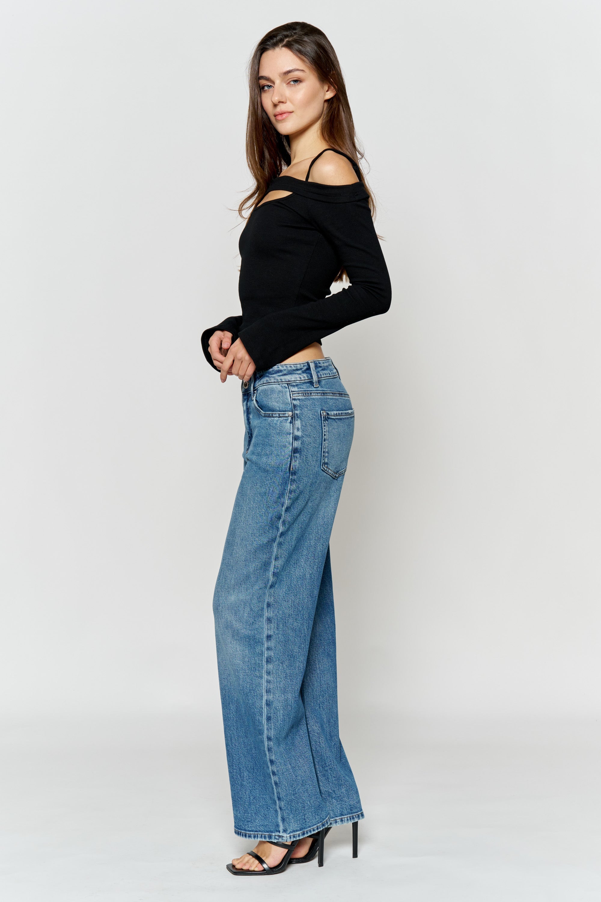 Women's wide-leg jeans in light blue denim, perfect for casual outings