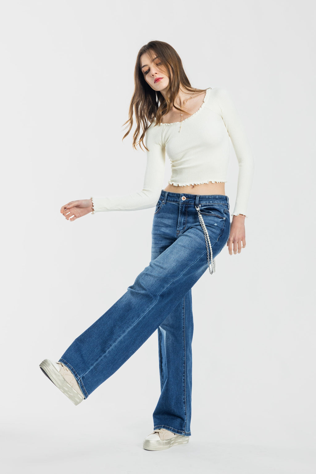 Women's wide-leg jeans in blue denim, perfect for casual outings